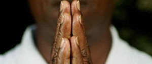 Scopre l’ex moglie in intimità col prete africano e finisce kappaò