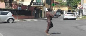 Il profugo che girava nudo per strada? Lo hanno arrestato per stupro (video)