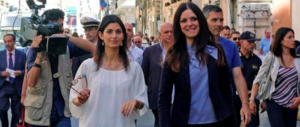 Raggi cade in una buca del centro. E lo staff M5s si premura che non vi siano foto