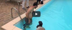 Salvini fa il bagno in una piscina confiscata alla mafia: «Doppio gusto» (video)