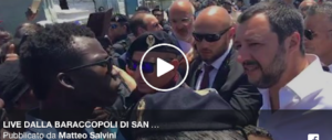 Salvini nella baraccopoli: «Non si può vivere così, sfido i buonisti a venire qui» (video)