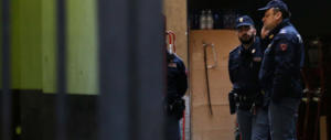 90enne uccide il coinquilino a coltellate: corpo nascosto in casa per giorni