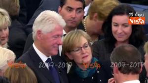 Funerali dello statista tedesco Helmut Kohl. C'è la fila per fare i selfie con Bill Clinton