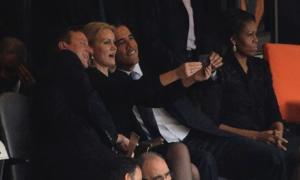 Tre capi di governo sorridenti al funerale di Mandela: selfie discutibile. Dov'erano quelli che si indignano ora per Salvini?