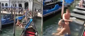 Gondoliere umilia turisti francesi che si fanno il bagno a piazza San Marco (video)