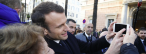 Commermorazione del ventennale dell'omicidio del prefetto di Ajaccio. Macron non si fa problemi a farsi dei selfie con gli ammiratori corsi