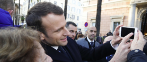 Macron irrecuperabile, altra gaffe: umilia un giovane disoccupato