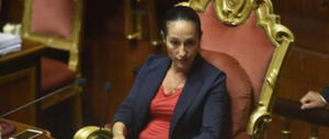 Vaccini, la “cura fai-da-te” di Paola Taverna e di sua zia scatena i social