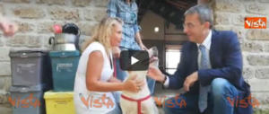 «Qui la zampa, saluta il ministro»: Costa dalla cagnolina Mia (video)