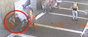 Mamma-ladra ruba uno smartphone e lo nasconde nel passeggino (video)