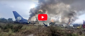 Messico, l’aereo si schianta con 103 persone a bordo: 85 feriti, nessun morto (video)