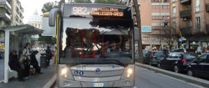 Roma, rumeno vuole scendere dal bus fuori fermata. E prende a calci l’autista