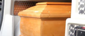 Si chiude in una bara di legno su “invito” di una setta e muore soffocata