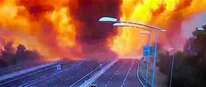 Sfiorato il bis dell’esplosione di Bologna: Tir carico di gpl si rovescia a Lecce