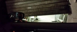 Scopre i ladri nel box, tenta di fermarli ma loro lo travolgono con la sua auto