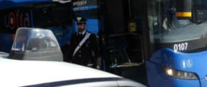 «Senza biglietto niente autobus». E gli extracomunitari lo prendono a pugni
