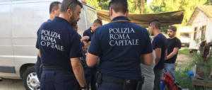 Tensione a Roma, nomadi sgomberati usano i bambini come scudi umani