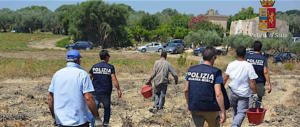 Caporalato: senegalese fugge con un furgone e sperona le auto della polizia