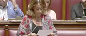 Il delirio di una deputata M5S: «Voglio una stanza per lo yoga a Montecitorio»