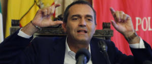De Magistris: «Ministri oscurantisti». La risposta: «I figli hanno padre e madre»