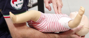 Morta bimba per un chicco d’uva. Cos’è la manovra di disostruzione pediatrica (video)