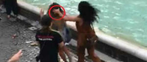 Roma, botte da orbi a Fontana di Trevi: incredibile rissa tra turisti per un selfie