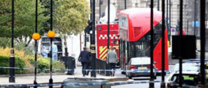 Auto sulle barriere di Westminster: pedoni investiti, conducente arrestato