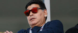 Maradona denunciato. L’ex moglie Claudia lo accusa: «Mi distrugge»