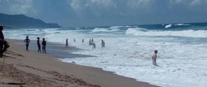 Paura in Sardegna: bagnino salva 6 persone travolte dal mare in burrasca