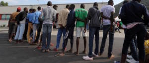 Siamo al ridicolo, migranti in piazza: «Nel centro d’accoglienza ci sono gli spiriti»