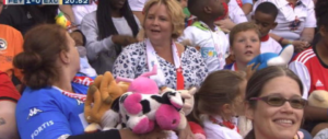 Agli ultras olandesi il derby del cuore: dalla curva una pioggia di peluche sui bimbi (video)