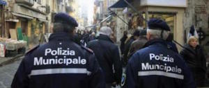 Napoli, agente municipale colpito a forbiciate da un egiziano clandestino