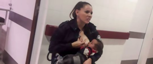 Poliziotta allatta il neonato di una donna arrestata: la foto diventa virale