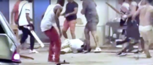 Rissa tra rom e immigrati finisce nel sangue: grave un nigeriano (video)