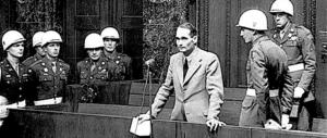 I neonazisti ricordano Rudolf Hess: a Berlino la sinistra scatena la guerriglia