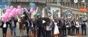 Seggiolini salva-bebè, c’è il primo sì. FdI festeggia: «È la legge Meloni» (video)