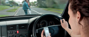 Toninelli: “Toglieremo la patente a chi usa lo smartphone in auto”