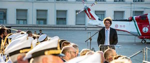 Violentissimo attacco di Forza Italia (e Renzi) a Toninelli: “È al mare…”