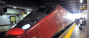 Stazione di Napoli, anziano si accascia: infarto. La corsa per salvarlo