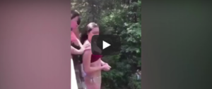 Non vuole tuffarsi dall’alto, la spingono nel fiume: ridotta in fin di vita (video)
