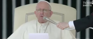 Pedofilia, la contromossa di papa Francesco dopo i veleni di Viganò