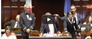 Il deputato M5s interviene in aula e “invita” l’opposizione: «Andate affan…» (video)
