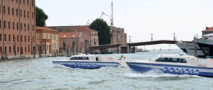 Nuova tragedia a Venezia, barca si ribalta per un’onda anomala: un morto e 4 feriti