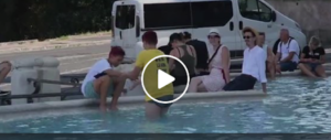 Bagni nelle fontane di Roma, l’ira della Meloni: «È ora di fare multe salatissime» (video)