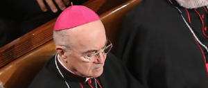Chi è Viganò: il suo atto di accusa contro Bergoglio rischia di coinvolgere Benedetto XVI