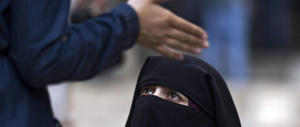 Pavia, 12enne rifiuta il velo islamico: ridotta a una maschera di sangue