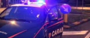 Aspetta il rientro dei vicini di casa, spara e fa una strage: tre morti a Cursi