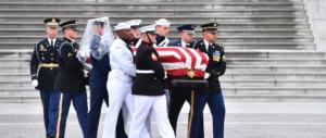 Oggi a Washington i funerali di McCain: Trump non ci sarà