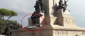 Nuovo crollo a Roma: cede il basamento della statua di Garibaldi al Gianicolo