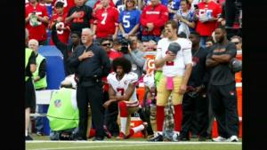 Colin Kaepernick durante la sua protesta contro Trump